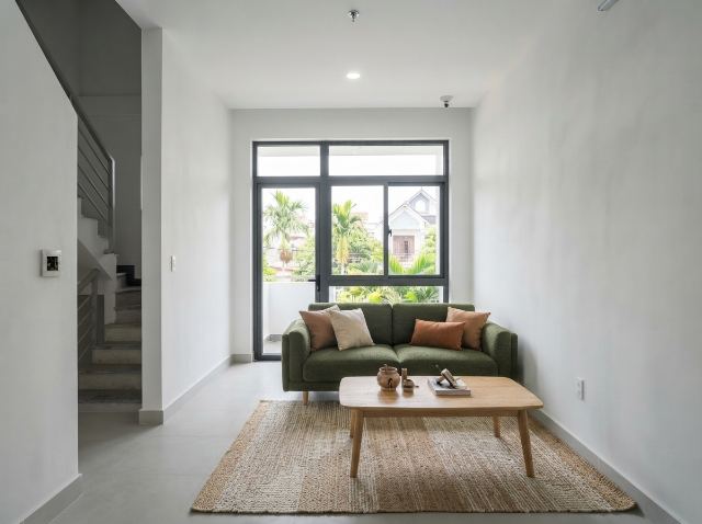 Phòng khách sau khi thêm sofa, bàn trà, thảm